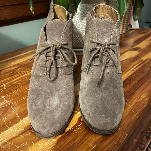 Lucky Brand grey size 7.5 suede heeled booties - Picture 2 of 5